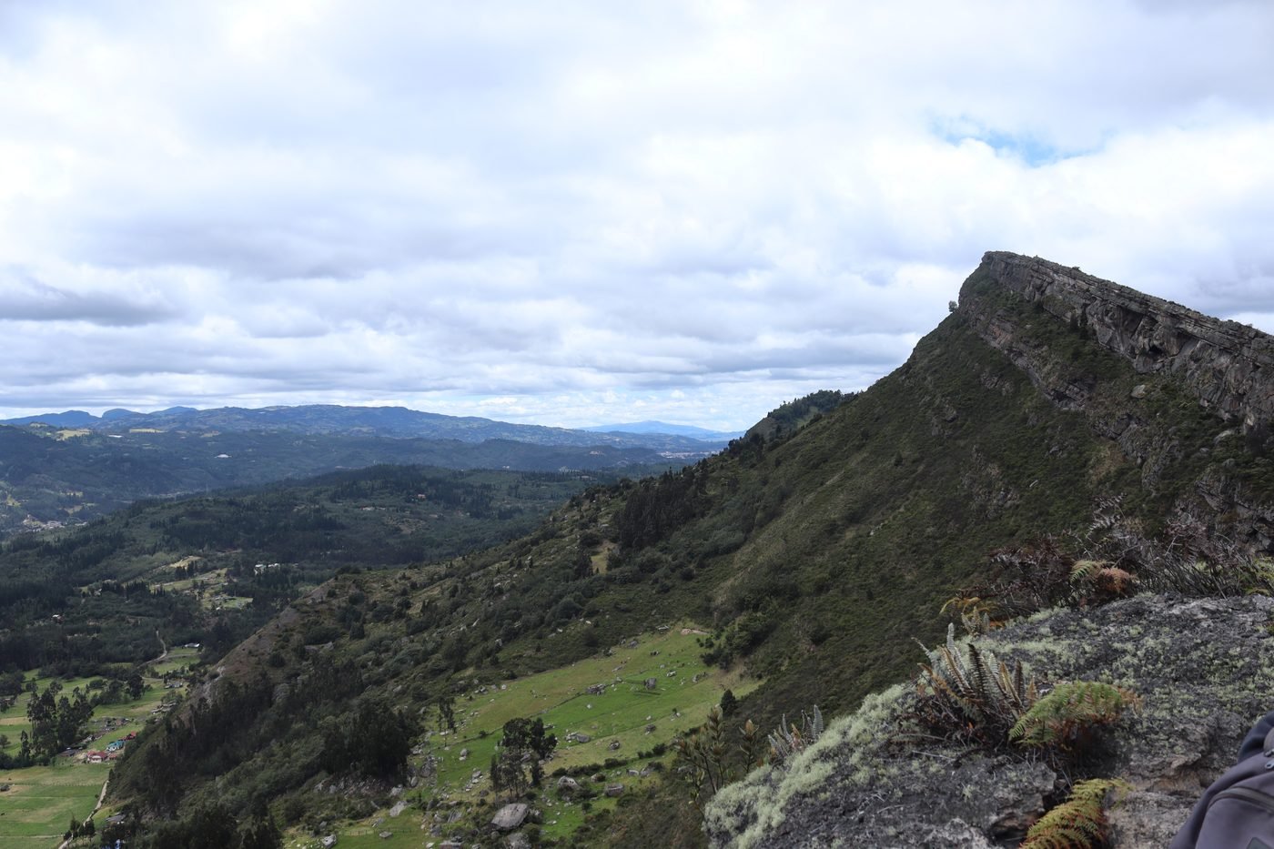 Panorámica del valle y la cresta rocosa desde los Farallones de Sutatausa, en la provincia de Ubaté
